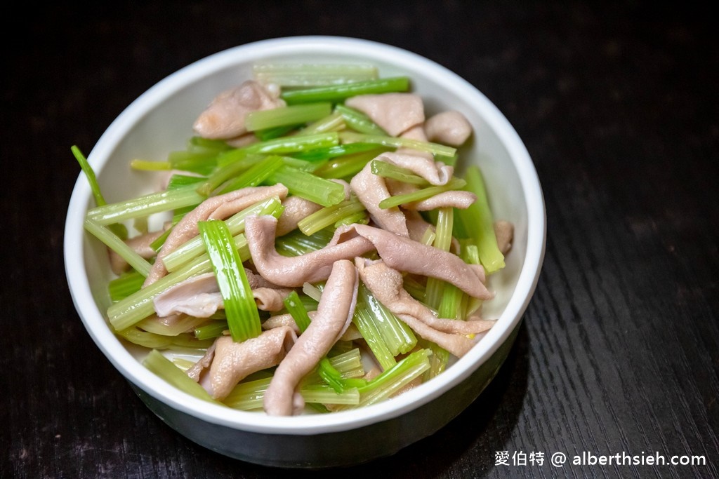 老天鵝鵝肉專賣店．桃園中壢美食（鵝肉肉質鮮嫩多汁，芹菜鵝腸很下飯，清油麵湯頭很香很好喝） @愛伯特