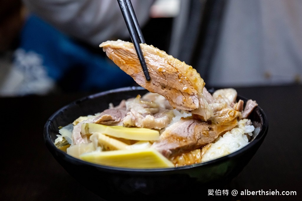 老天鵝鵝肉專賣店．桃園中壢美食（鵝肉肉質鮮嫩多汁，芹菜鵝腸很下飯，清油麵湯頭很香很好喝） @愛伯特