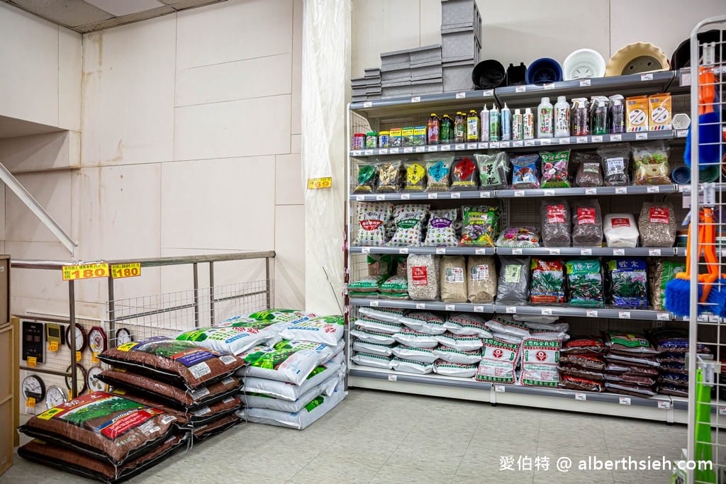 中聯百貨台中后里店（萊爾富包裹寄取跟繳費代收，國泰世華銀行ATM通通有）