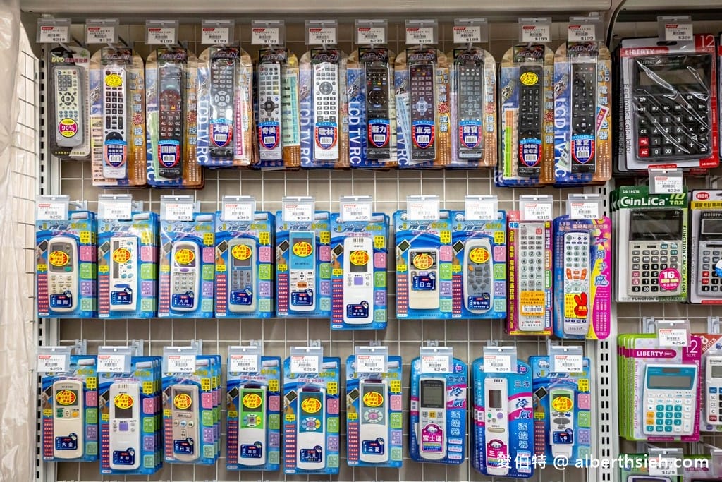 中聯百貨台中后里店（萊爾富包裹寄取跟繳費代收，國泰世華銀行ATM通通有）