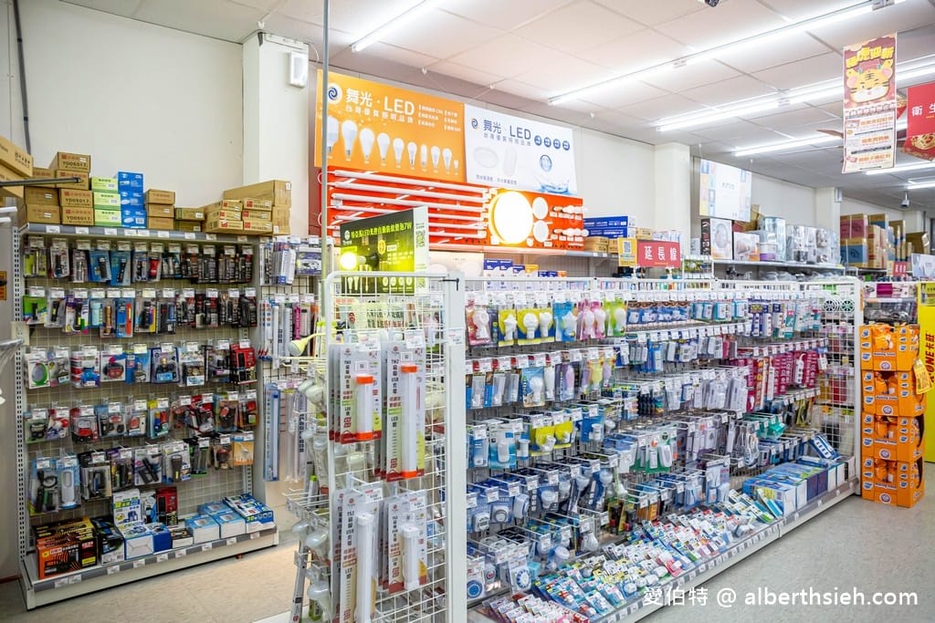 中聯百貨台中后里店（萊爾富包裹寄取跟繳費代收，國泰世華銀行ATM通通有）