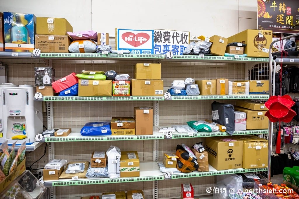 中聯百貨台中后里店（萊爾富包裹寄取跟繳費代收，國泰世華銀行ATM通通有）