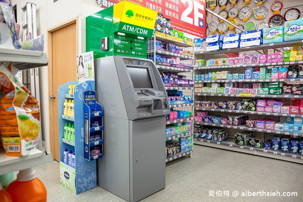 中聯百貨台中后里店（萊爾富包裹寄取跟繳費代收，國泰世華銀行ATM通通有）