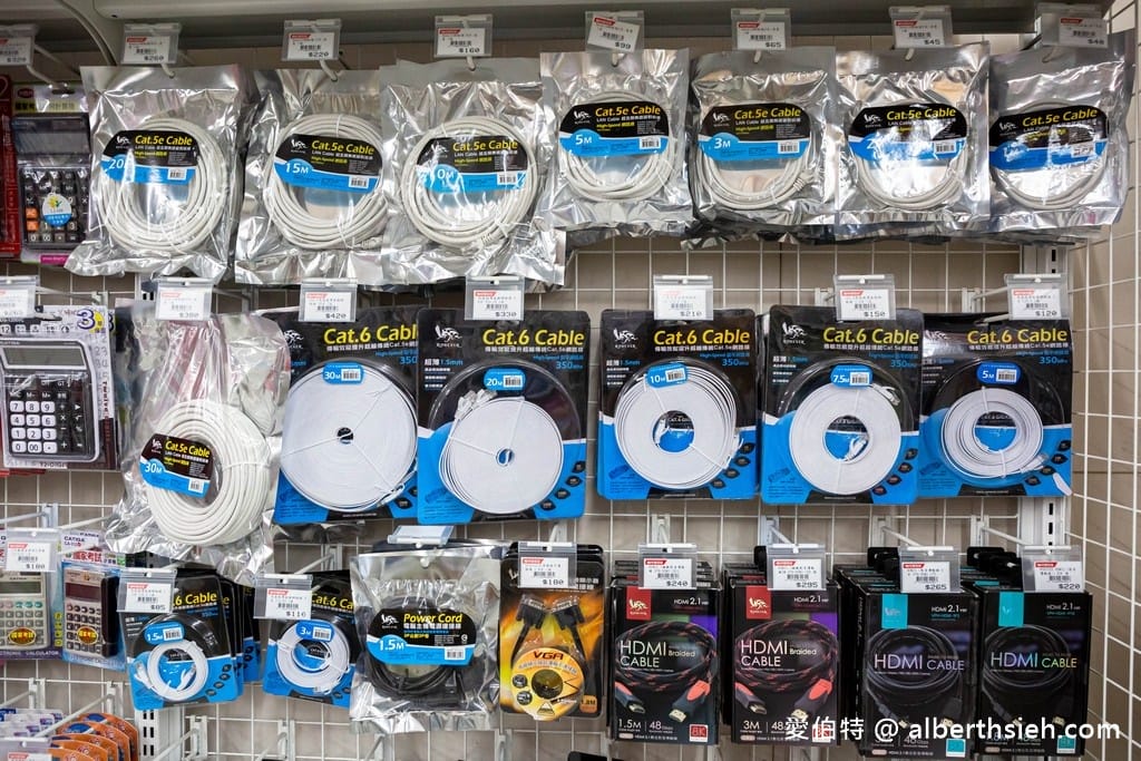 中聯百貨台中后里店（萊爾富包裹寄取跟繳費代收，國泰世華銀行ATM通通有）