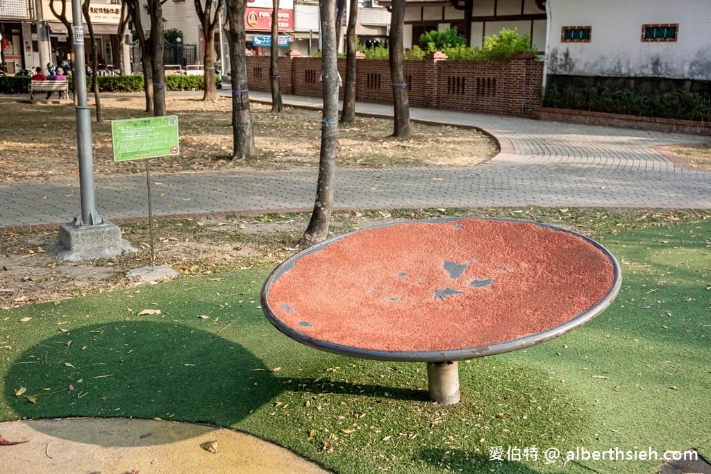 嘉義親子景點．嘉義文化公園（可愛的諸羅樹蛙遊戲場，文化路夜市就在旁邊，嘉義首座共融特色公園）