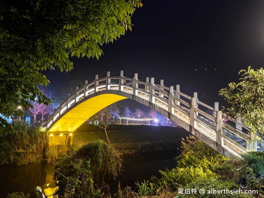 夜遊慈湖水岸光影季．桃園最新夜景景點（玫瑰花、黃金稻燈海、光雕秀等超美光影裝置隨你拍）