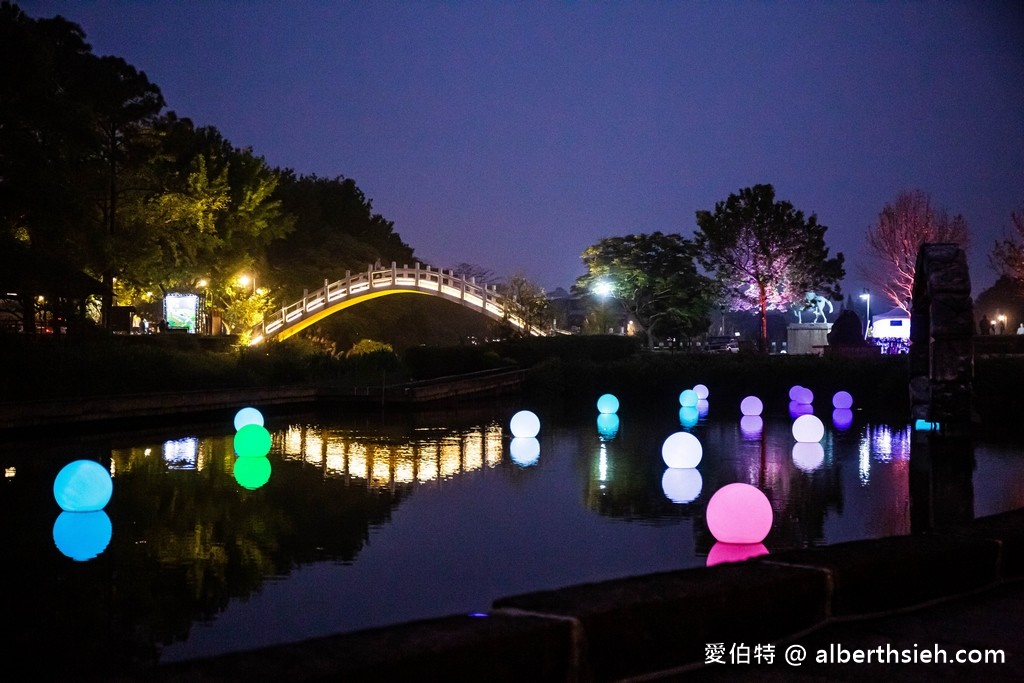 夜遊慈湖水岸光影季．桃園最新夜景景點（玫瑰花、黃金稻燈海、光雕秀等超美光影裝置隨你拍） @愛伯特