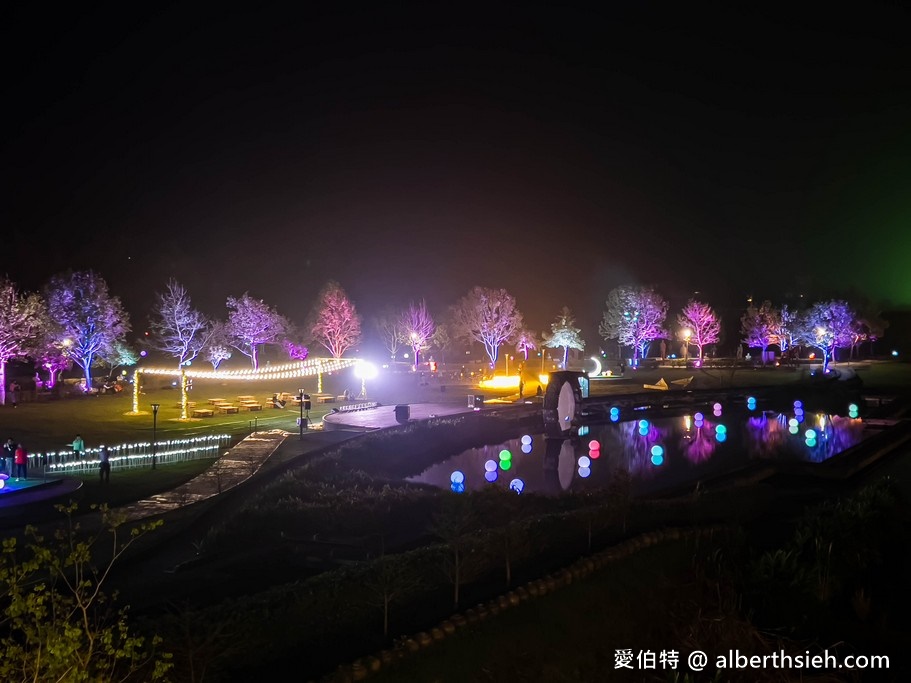 夜遊慈湖水岸光影季．桃園最新夜景景點（玫瑰花、黃金稻燈海、光雕秀等超美光影裝置隨你拍） @愛伯特