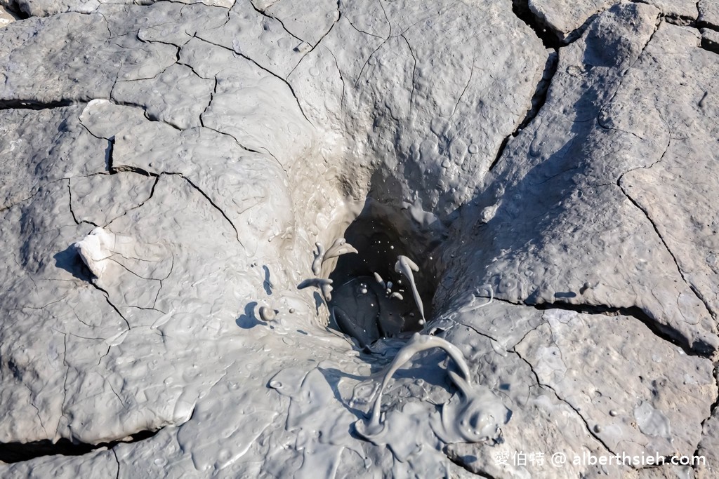 高雄燕巢景點．烏山頂泥火山自然保留區（真的會噴發啵啵啵的泥火山，特殊地景讓你一秒來到月球表面） @愛伯特