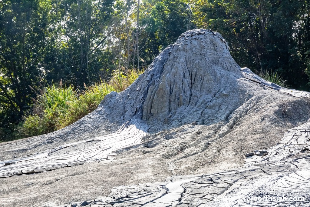 高雄燕巢景點．烏山頂泥火山自然保留區（真的會噴發啵啵啵的泥火山，特殊地景讓你一秒來到月球表面） @愛伯特