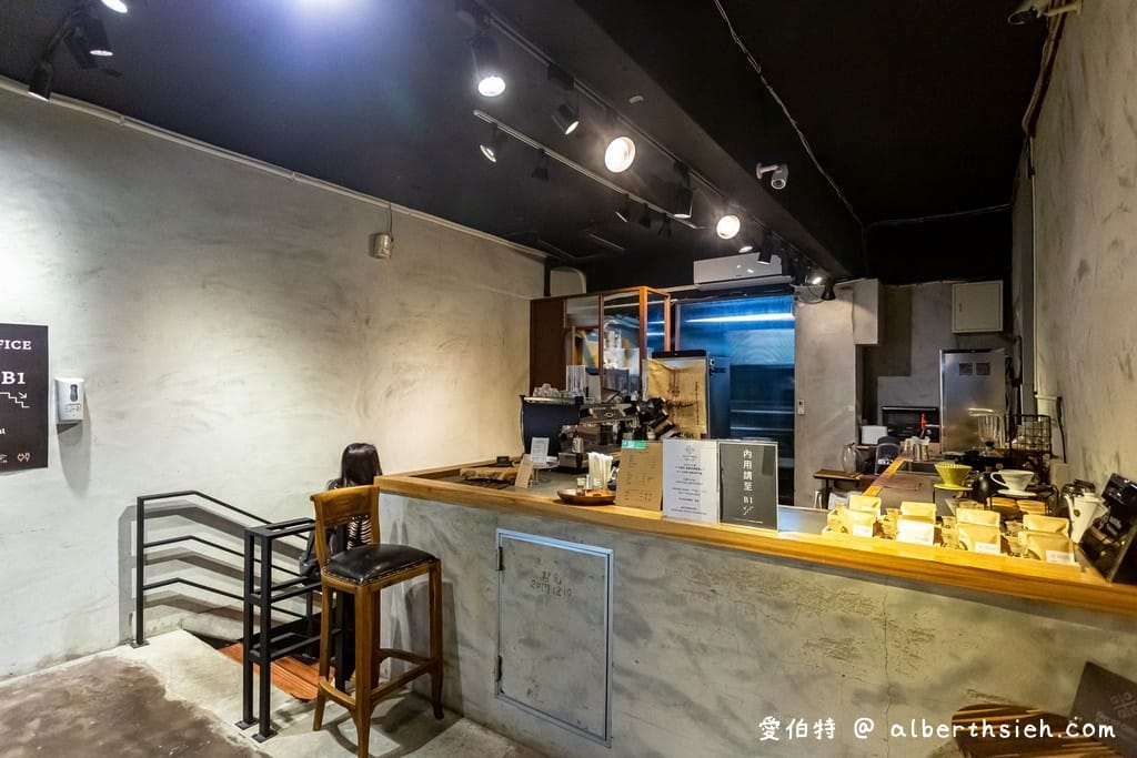 市政府咖啡廳．Out of office不在辦公室（線上訂位/低消限制/菜單，捷運旁不限時有插座250坪寬敞舒適適合聚餐）