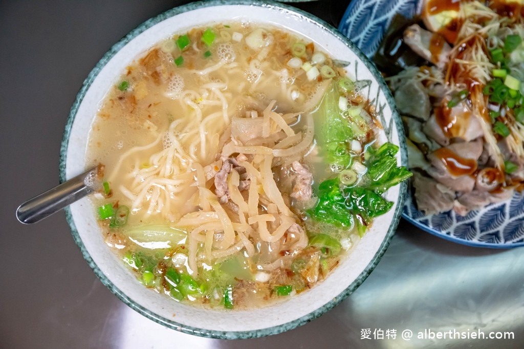 橋頭老麵店．桃園龍潭美食（隱藏巷弄內，超過60年一甲子就只賣榨菜肉絲麵） @愛伯特