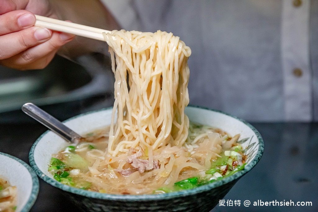 橋頭老麵店．桃園龍潭美食（隱藏巷弄內，超過60年一甲子就只賣榨菜肉絲麵） @愛伯特