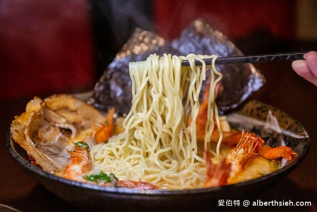 桃園龍潭美食．御堂筋拉麵（蝦頭和蝦殼低溫油煸慢火煸出的豚蝦拉麵一定要點來吃！）