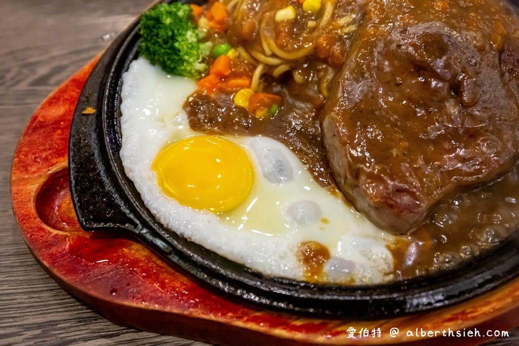 新竹湖口美食．高平屋牛排館（在地40年老字號，特推雙醬鐵板麵，麵多醬夠味）
