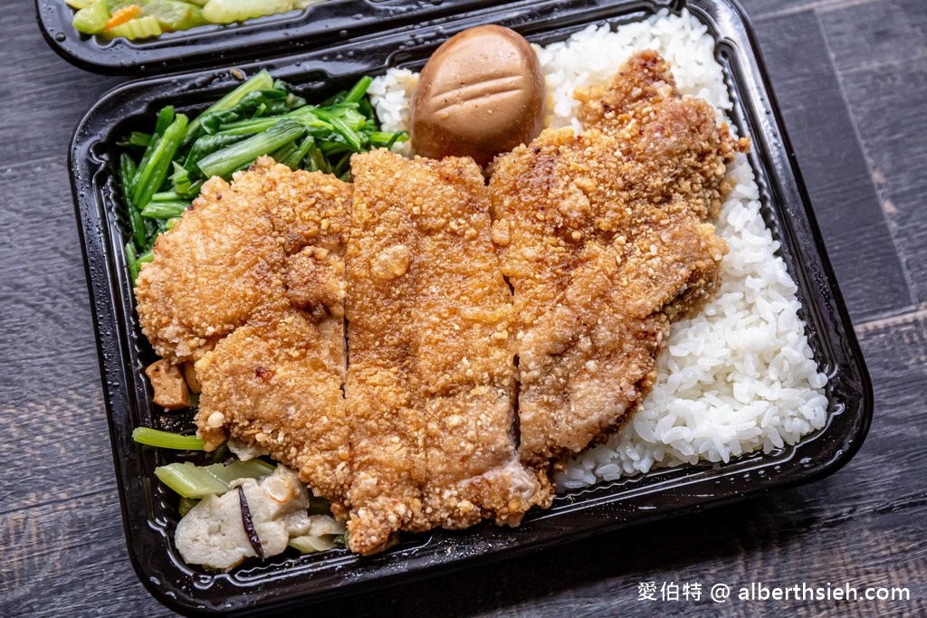 中央排骨飯．桃園中壢美食（號稱中壢最好吃的排骨便當，沒預定至少要等半小時） @愛伯特