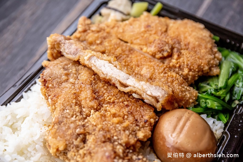 中央排骨飯．桃園中壢美食（號稱中壢最好吃的排骨便當，沒預定至少要等半小時） @愛伯特