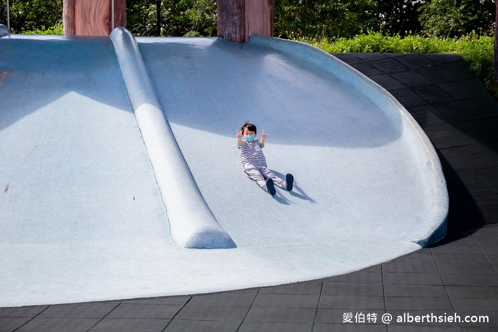 苗栗獅山親子公園．竹南多功能運動公園（有彎有直的七彩火炎山溜滑梯，沙坑，盪鞦韆，戲水區） @愛伯特