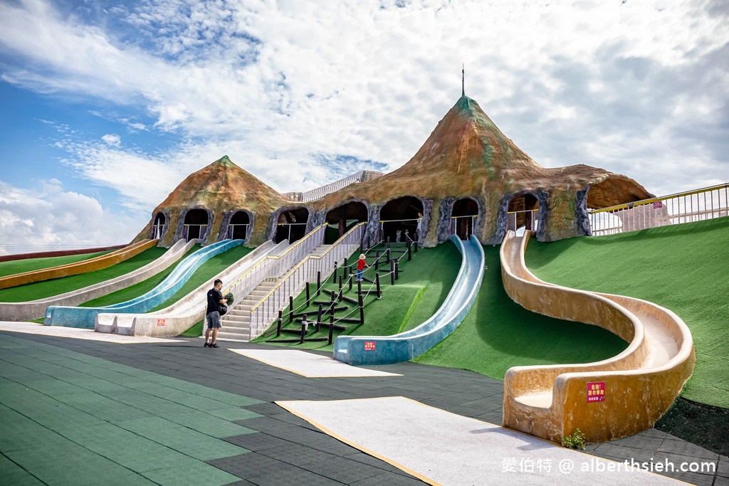 苗栗獅山親子公園．竹南多功能運動公園（有彎有直的七彩火炎山溜滑梯，沙坑，盪鞦韆，戲水區） @愛伯特