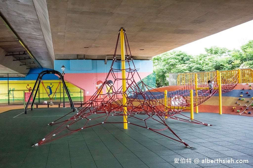 桃園龍潭親子景點・舞動園區(國三橋下)（攀爬繩網主題遊具消耗孩童體力） @愛伯特