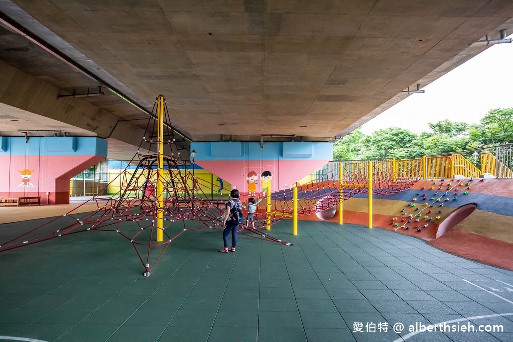 桃園龍潭親子景點・舞動園區(國三橋下)（攀爬繩網主題遊具消耗孩童體力） @愛伯特