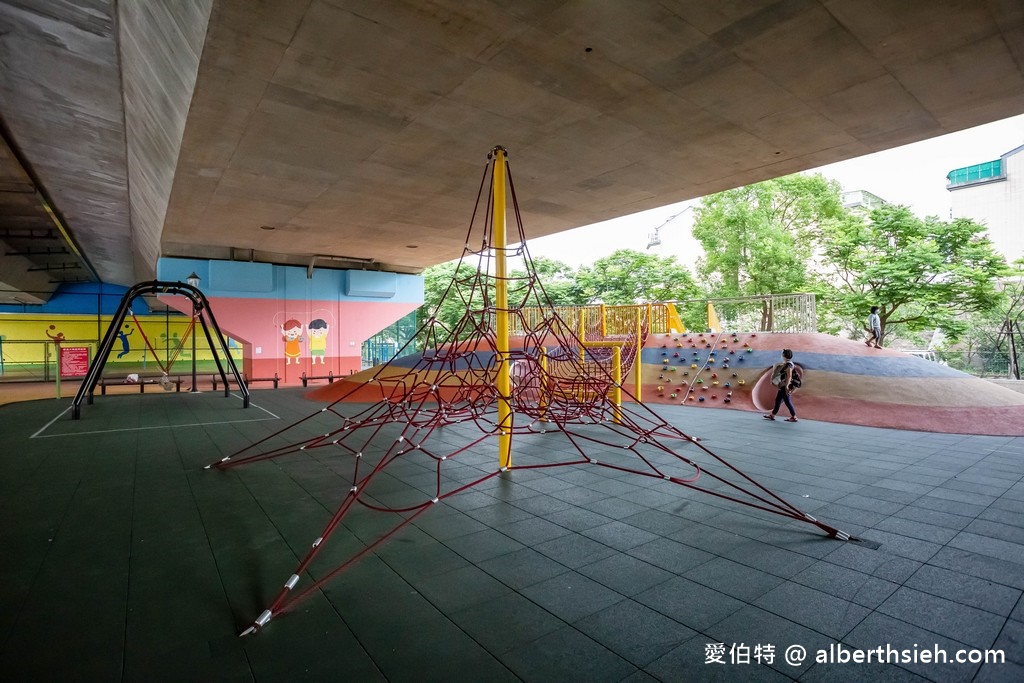 桃園龍潭親子景點・舞動園區(國三橋下)（攀爬繩網主題遊具消耗孩童體力） @愛伯特