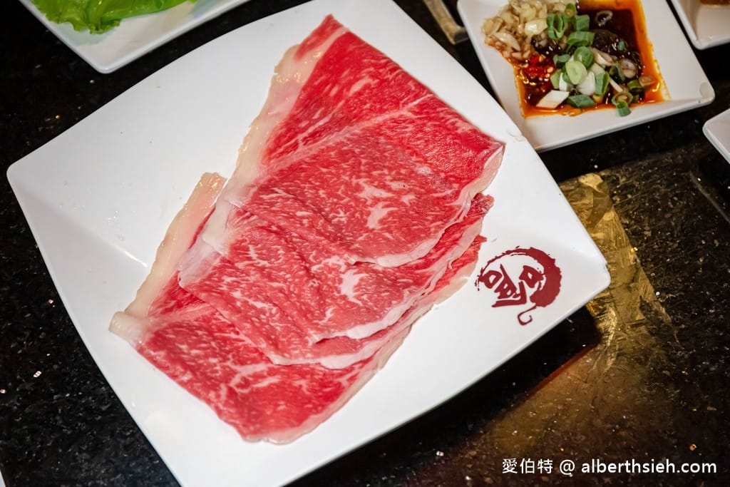 桃園中壢吃到飽推薦．小蒙牛頂級麻辣養生鍋（杯裝哈根達斯，愛文芒果季芒果吃到飽超過癮）