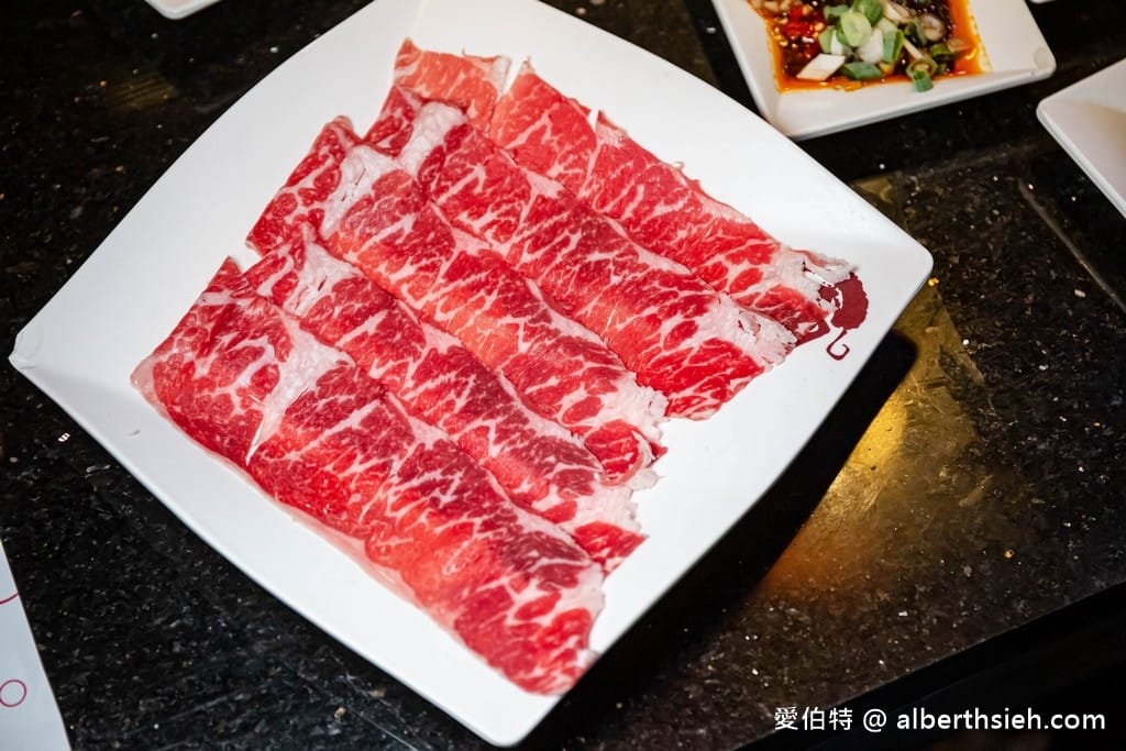 桃園中壢吃到飽推薦．小蒙牛頂級麻辣養生鍋（杯裝哈根達斯，愛文芒果季芒果吃到飽超過癮）