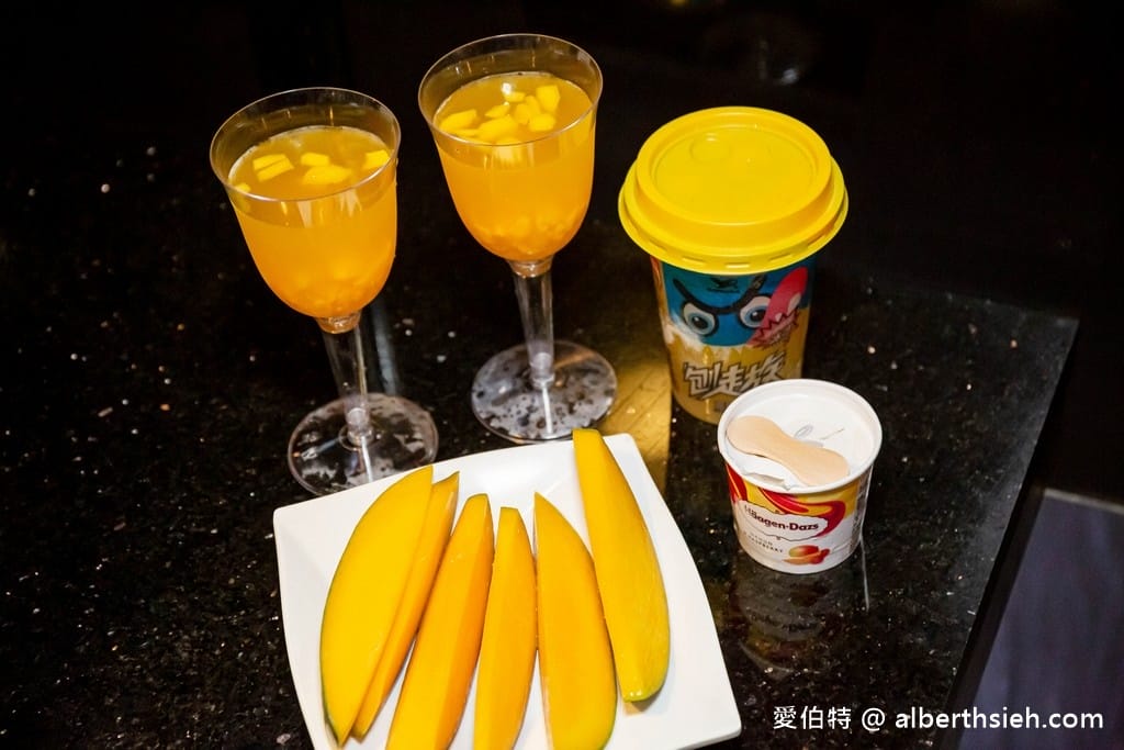 桃園中壢吃到飽推薦．小蒙牛頂級麻辣養生鍋（杯裝哈根達斯，愛文芒果季芒果吃到飽超過癮）