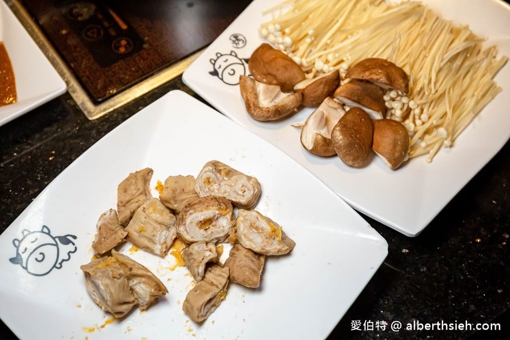 桃園中壢吃到飽推薦．小蒙牛頂級麻辣養生鍋（杯裝哈根達斯，愛文芒果季芒果吃到飽超過癮）
