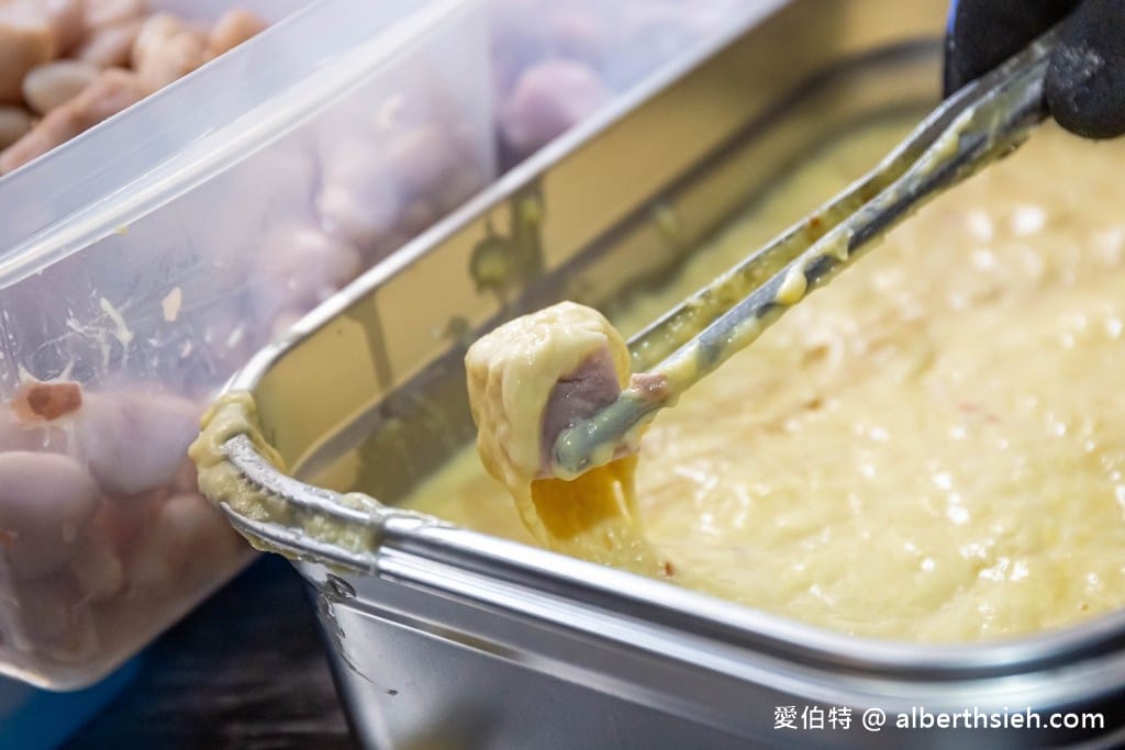 桃園八德美食．菱角俠菱角酥（大湳市場中超好吃的芋角酥，整顆下鍋的菱角酥也不輸給廟東）