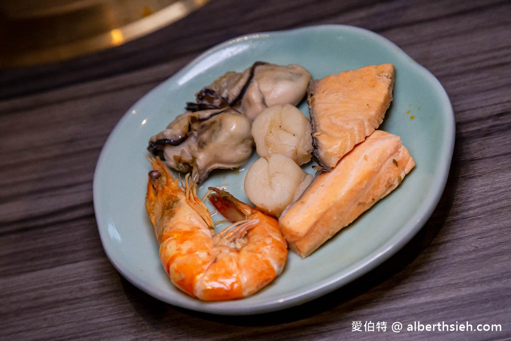 青花驕麻辣鍋．桃園藝文特區美食（完整菜單，肉超多的仙氣頂級牛三拼以及超好吃的鮮蝦滑，酸辣粉必點） @愛伯特