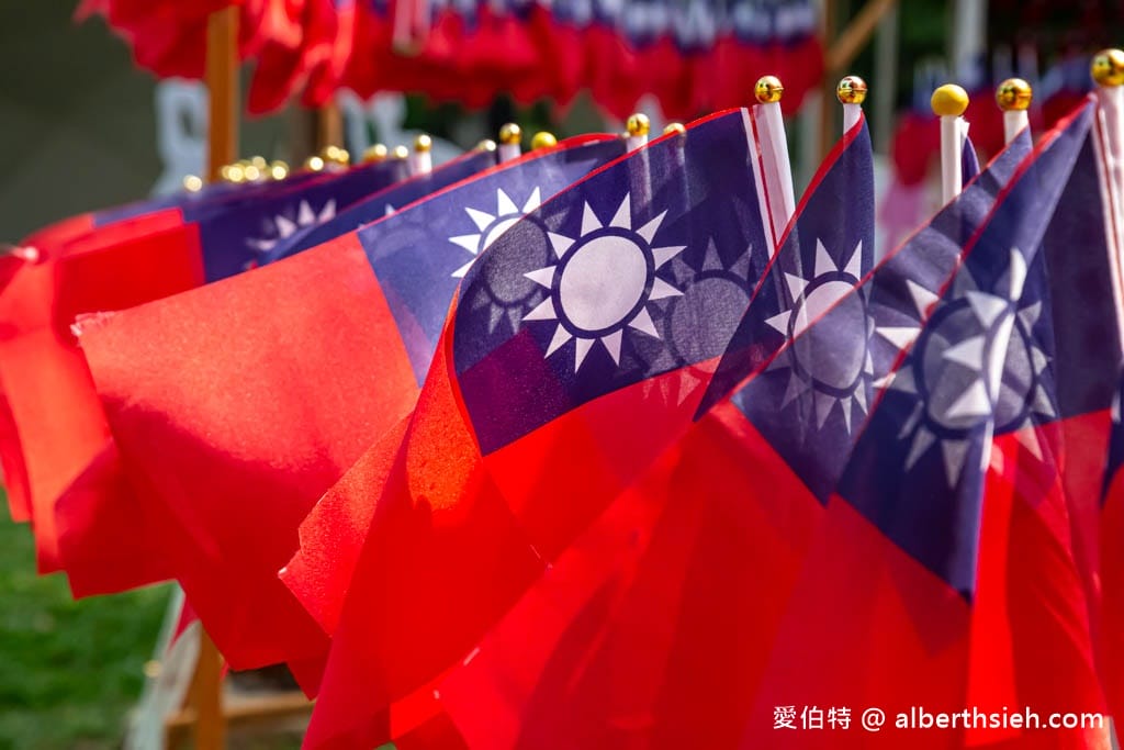 忠貞國慶大遊行．國旗屋升旗典禮（4萬面國旗旗海飛揚超壯觀）