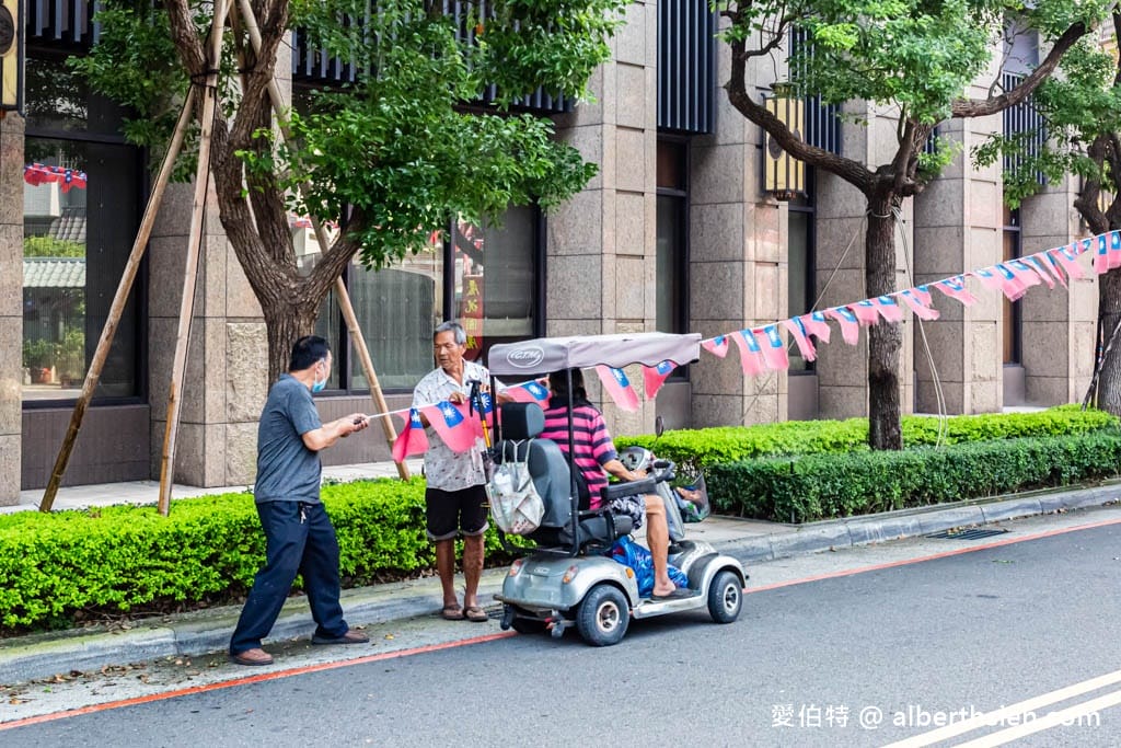 忠貞國慶大遊行．國旗屋升旗典禮（4萬面國旗旗海飛揚超壯觀）