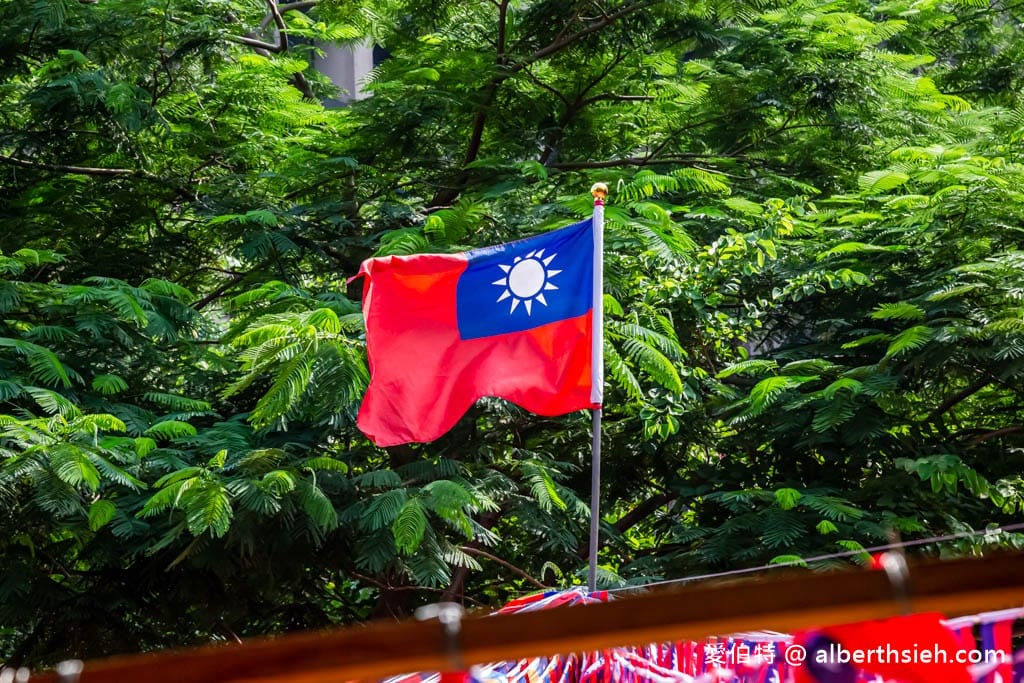 忠貞國慶大遊行．國旗屋升旗典禮（4萬面國旗旗海飛揚超壯觀）