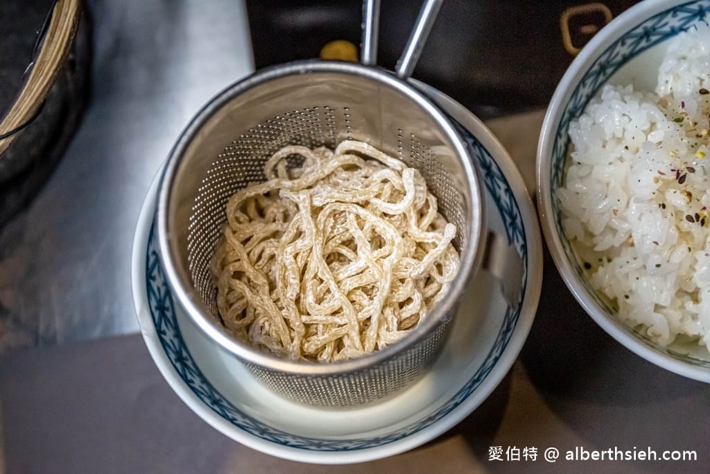漁場鍋物三代目、魚刺人雞蛋糕.花蓮新城美食(東昌定置漁場旁,超新鮮的現撈漁貨) - 第17張圖 漁場鍋物三代目、魚刺人雞蛋糕.花蓮新城美食(東昌定置漁場旁,超新鮮的現撈漁貨)
