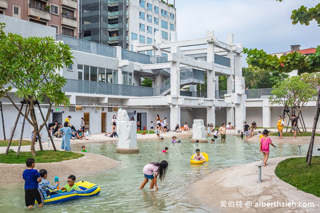 台南免費玩水景點．河樂廣場（絕美潟湖白天免費戲水，晚上約會聖地，世界七大令人期待公園） @愛伯特