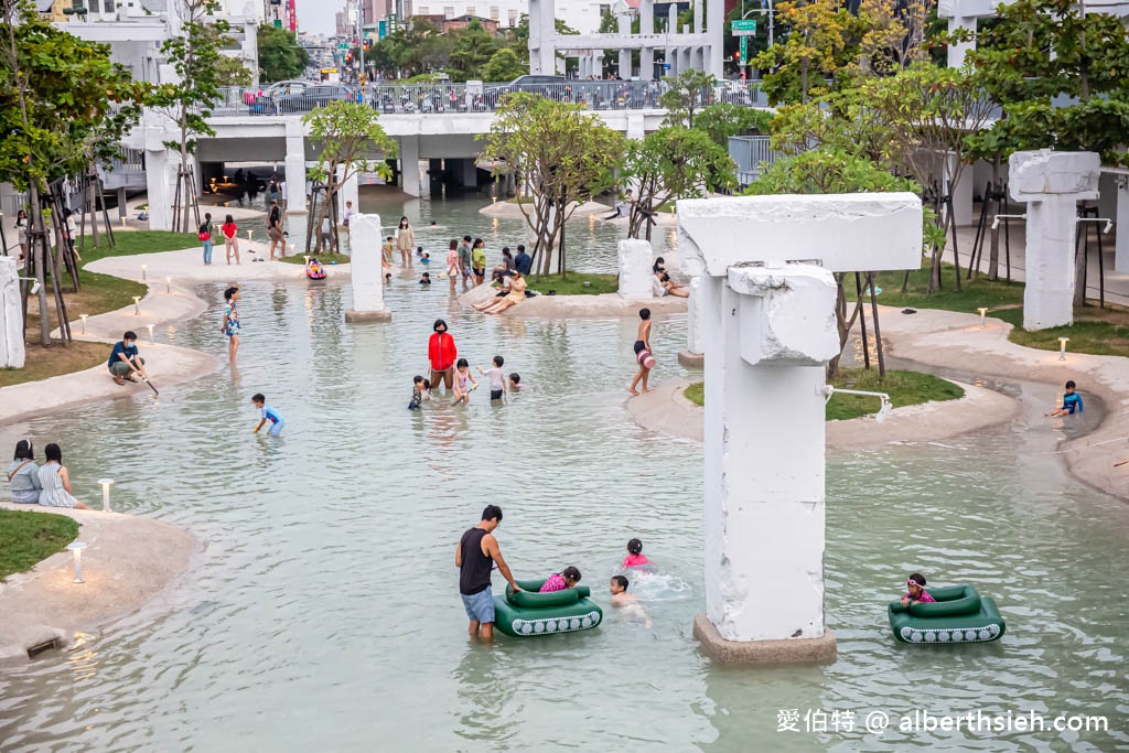 台南免費玩水景點．河樂廣場（絕美潟湖白天免費戲水，晚上約會聖地，世界七大令人期待公園） @愛伯特