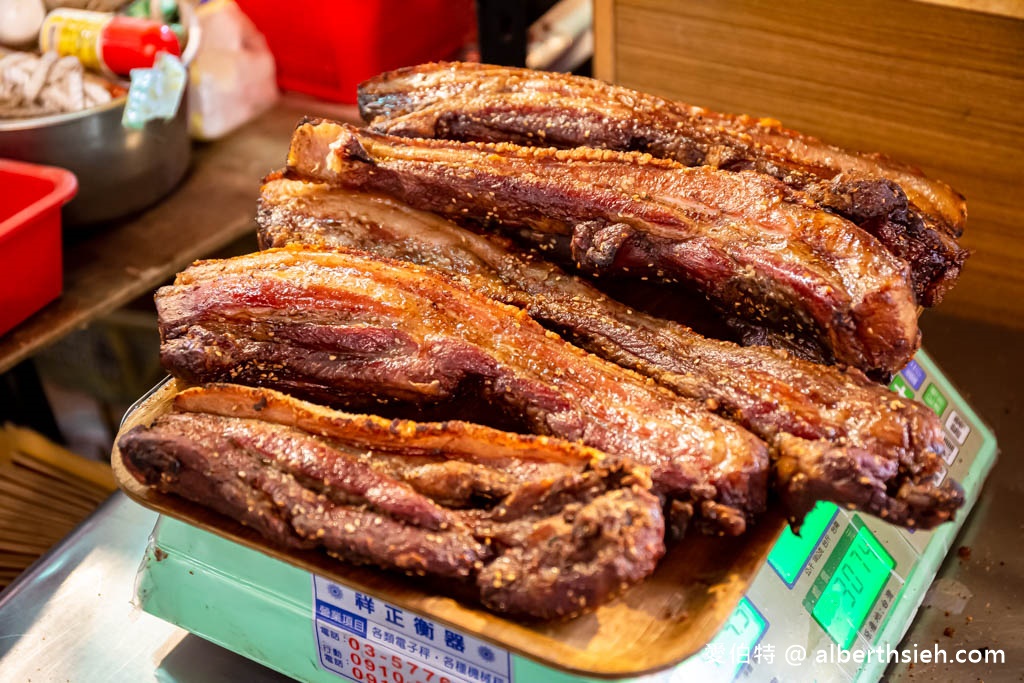 有利脆皮豬．桃園南門市場美食（外酥內嫩咔滋咔滋肥而不膩，搭配洋蔥一起吃超銷魂） @愛伯特