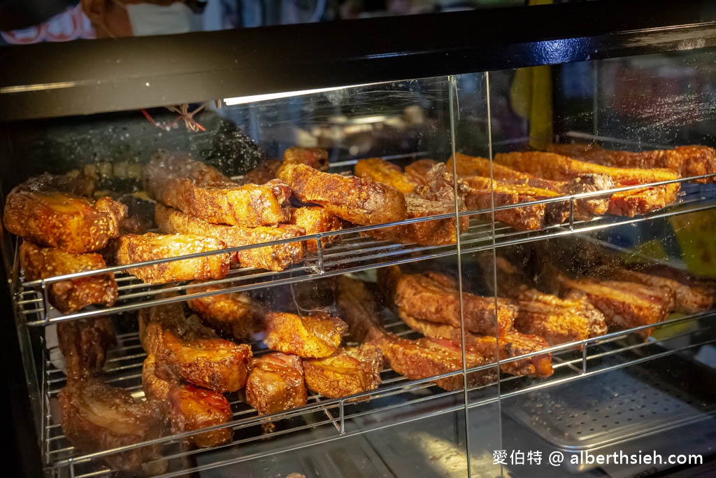 有利脆皮豬．桃園南門市場美食（外酥內嫩咔滋咔滋肥而不膩，搭配洋蔥一起吃超銷魂） @愛伯特