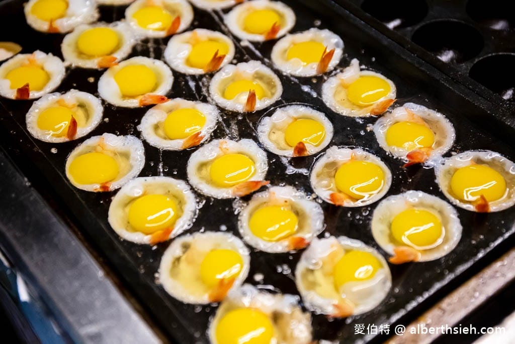 中壢夜市美食．混蛋爆蝦（整隻鮮蝦搭配鵪鶉蛋以及獨門粉漿再淋上美乃滋超對味）