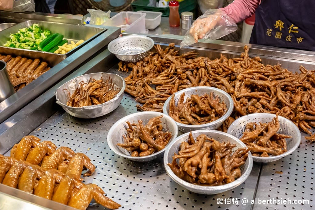 桃園八德興仁花園夜市美食（芙琳卡，伍買日式炒麵麵包，烤玉米，阿國滷味，魷魚寶寶）