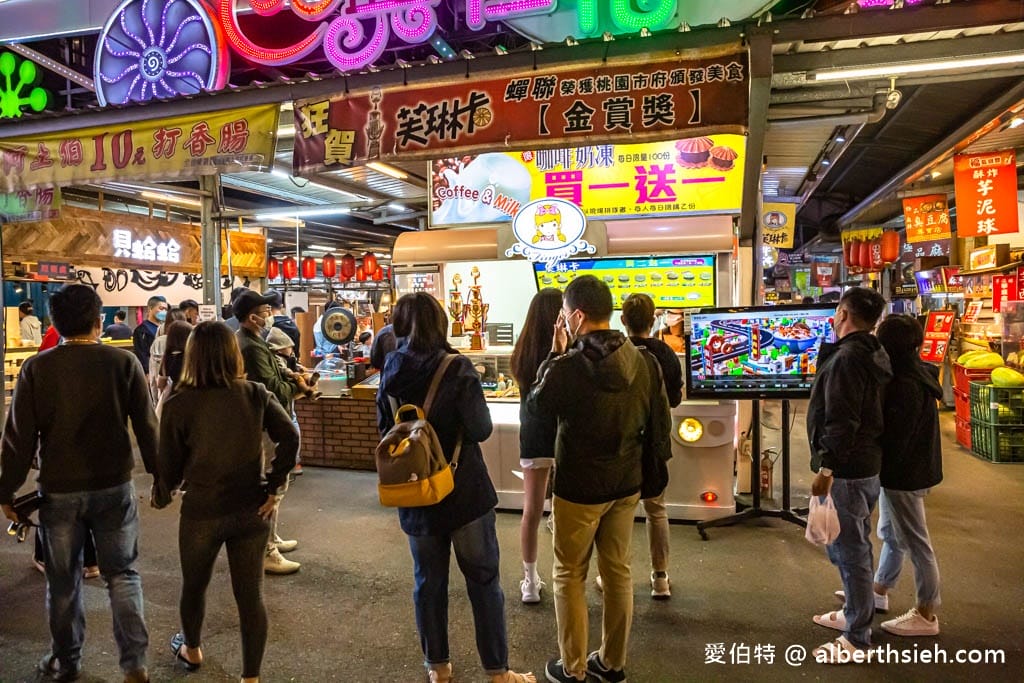 桃園八德興仁花園夜市美食（芙琳卡，伍買日式炒麵麵包，烤玉米，阿國滷味，魷魚寶寶）