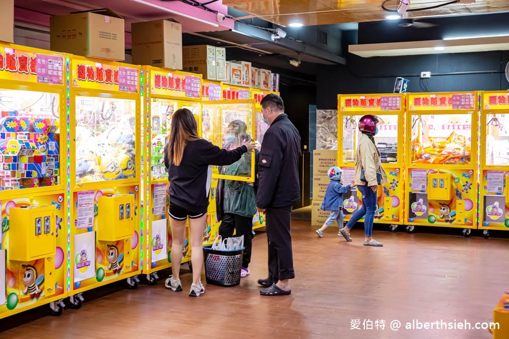 桃園夾娃娃機店推薦哪一間？優品娃娃屋（超過75台的夾娃娃機商場，各種娃娃、零食、生活用品等你瘋狂出貨充滿爽感）