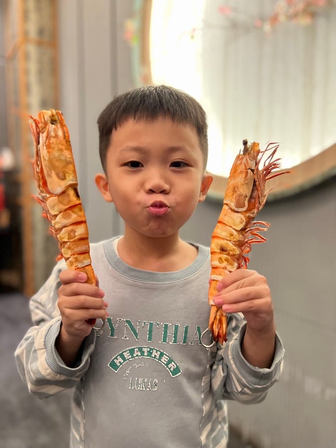2023年菜外帶推薦．東街日本料理桃園旗艦店（超狂鹽烤手臂蝦，刺身，壽司，雞肉，佛跳牆以及酸菜白肉鍋通通有）