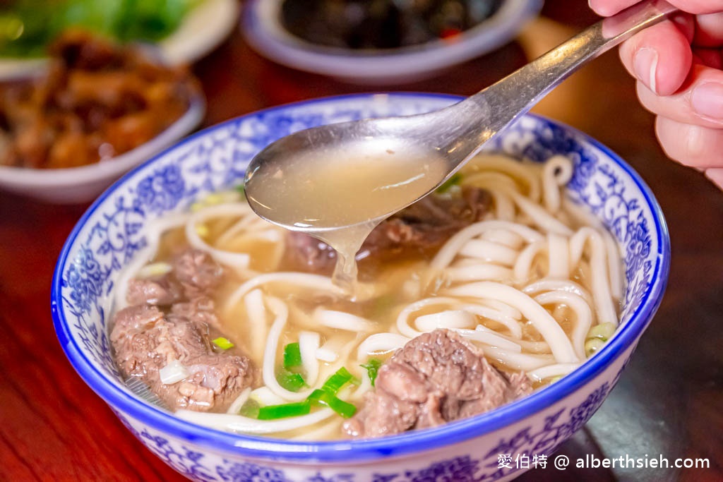 苗栗苑裡大鼎夏荷牛肉麵館（只營業3小時，水上豪宅玻璃屋還可豆花免費吃到飽） @愛伯特