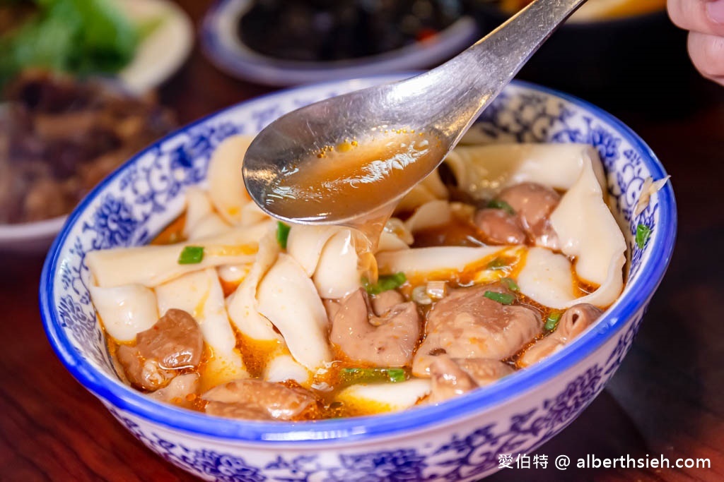 苗栗苑裡大鼎夏荷牛肉麵館（只營業3小時，水上豪宅玻璃屋還可豆花免費吃到飽） @愛伯特