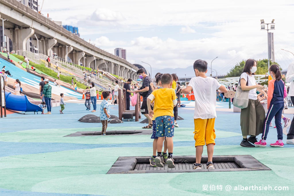 新北大都會公園熊猴森樂園．三重捷運站親子景點（全世界最大共融式堤坡滑梯樂園，31座特色溜滑梯） @愛伯特