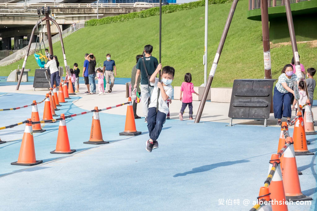 新北大都會公園熊猴森樂園．三重捷運站親子景點（全世界最大共融式堤坡滑梯樂園，31座特色溜滑梯） @愛伯特