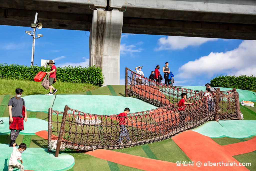 新北大都會公園熊猴森樂園．三重捷運站親子景點（全世界最大共融式堤坡滑梯樂園，31座特色溜滑梯） @愛伯特